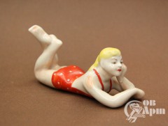Скульптура "Девушка на пляже"